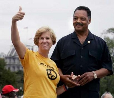 Soldatenmutter Cindy Sheehan, Symbolfigur der US-Friedensbewegung, mit dem Brgerrechtler Jesse Jackson.