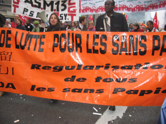Das Bild zeigt Einwanderer, die sich an den Protesten in Paris beteiligen.