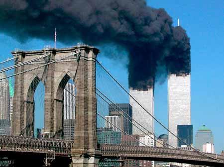 Brennende Symbole von der Manhattan Bridge aus