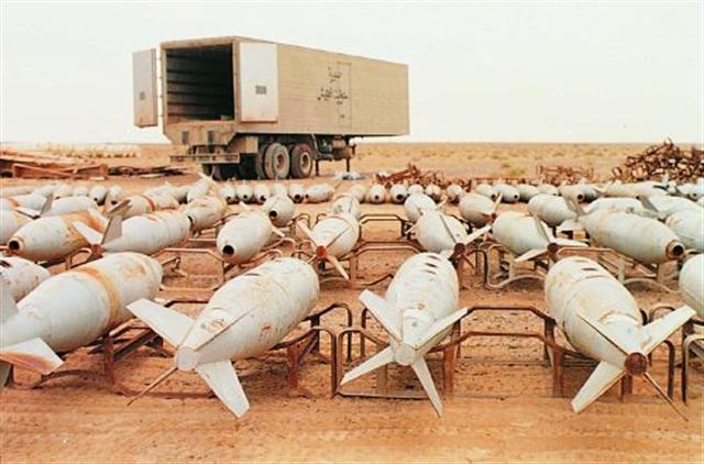 500-Pfund-Bomben mit chemischen Kampfstoffen, vorgesehen für den Einsatz im Irak